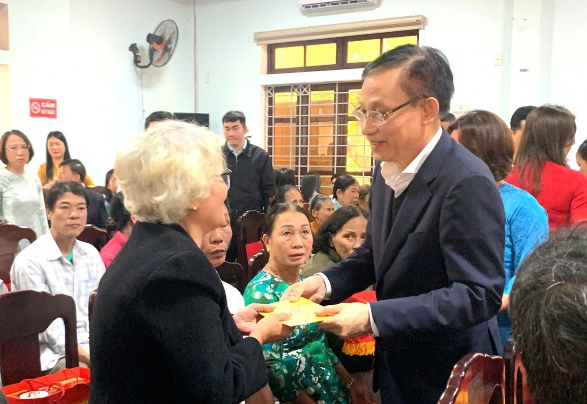 bo_truong_bo_ngoai_giao_trao_qua_tet_den_cac_gia_dinh_chinh_sach_va_ba_con_ngheo_tai_phuong_thuy_xuan_thanh_pho_hue_20260211103957.jpg