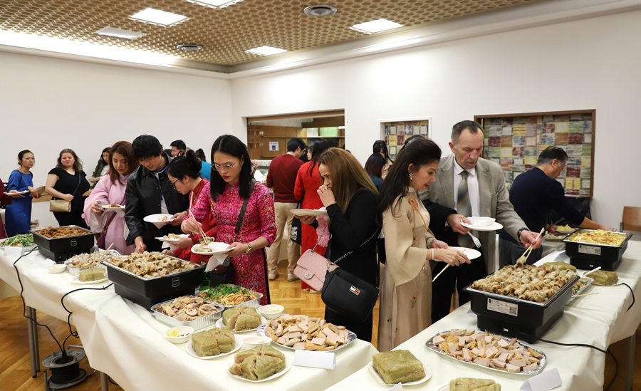 Các vị khách quý và cộng đồng người Việt đã được thưởng thức các món ăn truyền thống của Việt Nam.