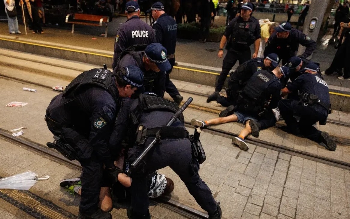 canh sat Australia khong che nguoi bieu tinh chong Israel -peeters.jpg