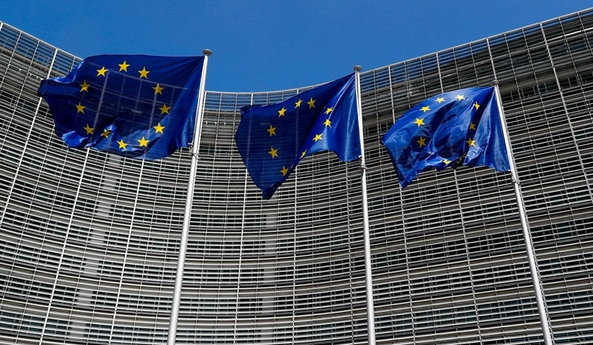 Cờ Liên minh châu Âu tung bay bên ngoài trụ sở Ủy ban châu Âu tại Brussels, Bỉ. Ảnh: Reuters