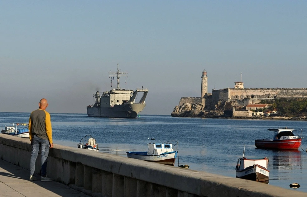 Cuba đón hai tàu chở hàng viện trợ nhân đạo từ Mexico tiến vào vịnh Havana. Ảnh: Reuters