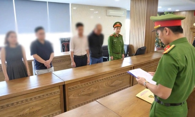 cuc thue len tieng cong chuc tiep tay hoa don.jpg