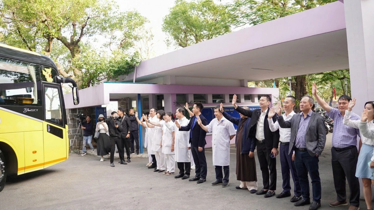doi_ngu_y_bac_si_va_tinh_nguyen_vien_vay_tay_chao_chuyen_xe_yeu_thuong_cho_benh_nhan_ve_que_don_tet.jpg