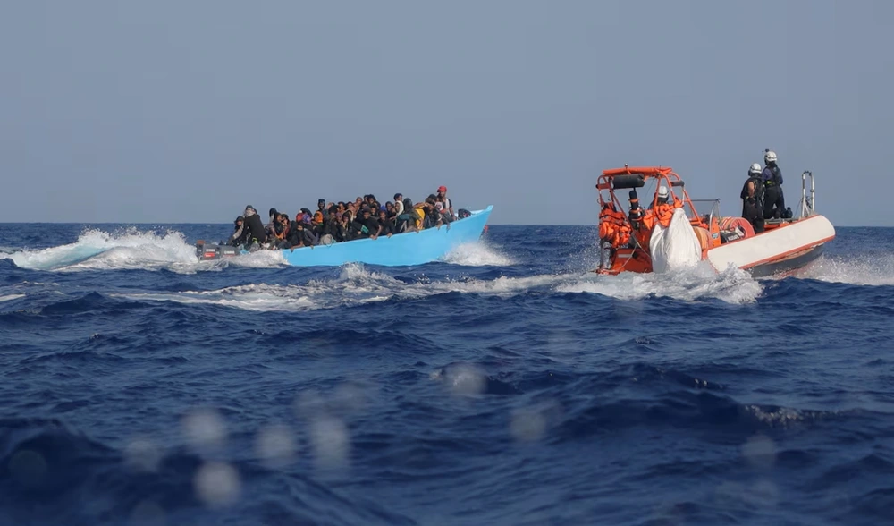Đội tìm kiếm cứu hộ phát hiện dòng người di cư trên chiếc thuyền quá tải ở Địa Trung Hải. Ảnh: Reuters