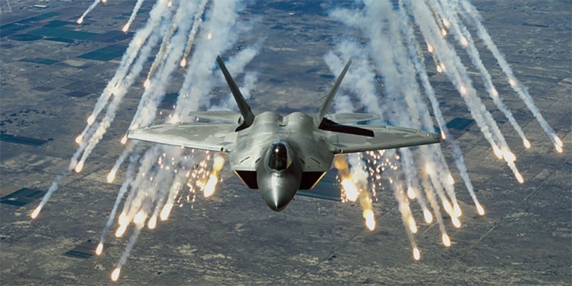 Tiêm kích F-22 thả mồi bẫy nhiệt. Ảnh: Không quân Mỹ 