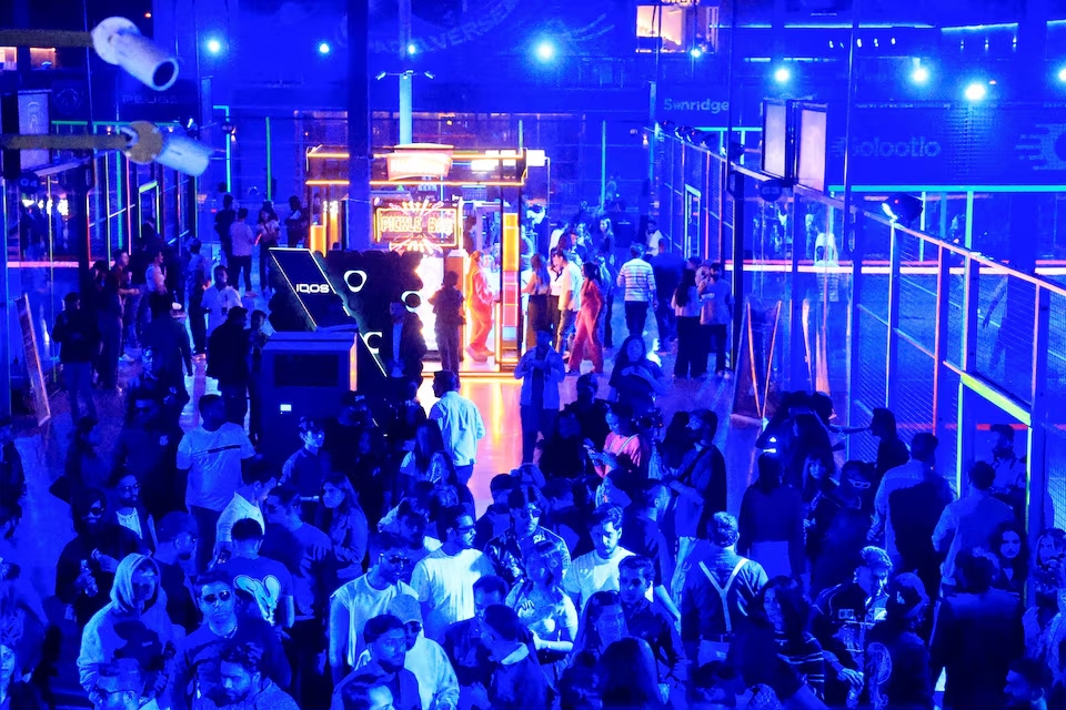 Người tham gia nhảy múa trong không gian tràn ngập ánh đèn neon tại một bữa tiệc padel neon ở Padelverse, thành phố Karachi, Pakistan, ngày 29/11/2025. Ảnh: Reuters