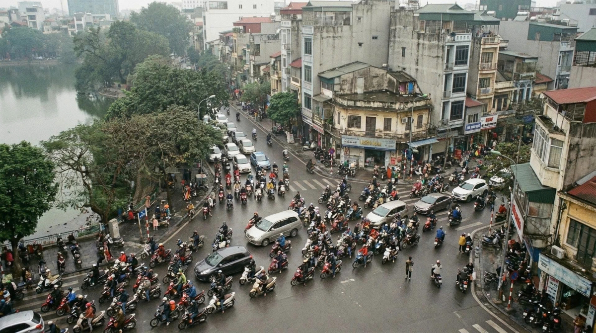 Ùn tắc nội đô và quá tải hạ tầng khiến nhu cầu tái cấu trúc giao thông trở nên cấp bách (Ảnh minh họa: Nano Banana)