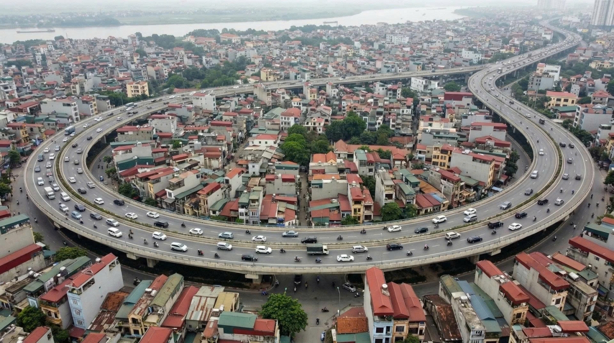 Áp lực dân số - giao thông - quỹ đất khiến nội đô Hà Nội bị ‘nén chặt’, ùn tắc kéo dài và hạ tầng quá tải (Ảnh minh họa: Nano Banana)