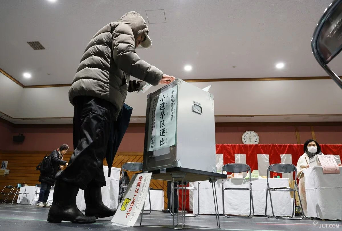 Hoạt động bỏ phiếu bầu cử Hạ viện Nhật Bản lần thứ 51 đang diễn ra tại 44.642 điểm bỏ phiếu toàn quốc. Ảnh: Jiji Press