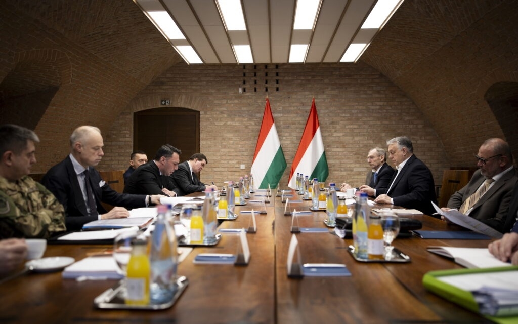 hop Hoi dong quoc phong Hungary, co Hungary, Thu tuong Hungary Orban -mti.jpg