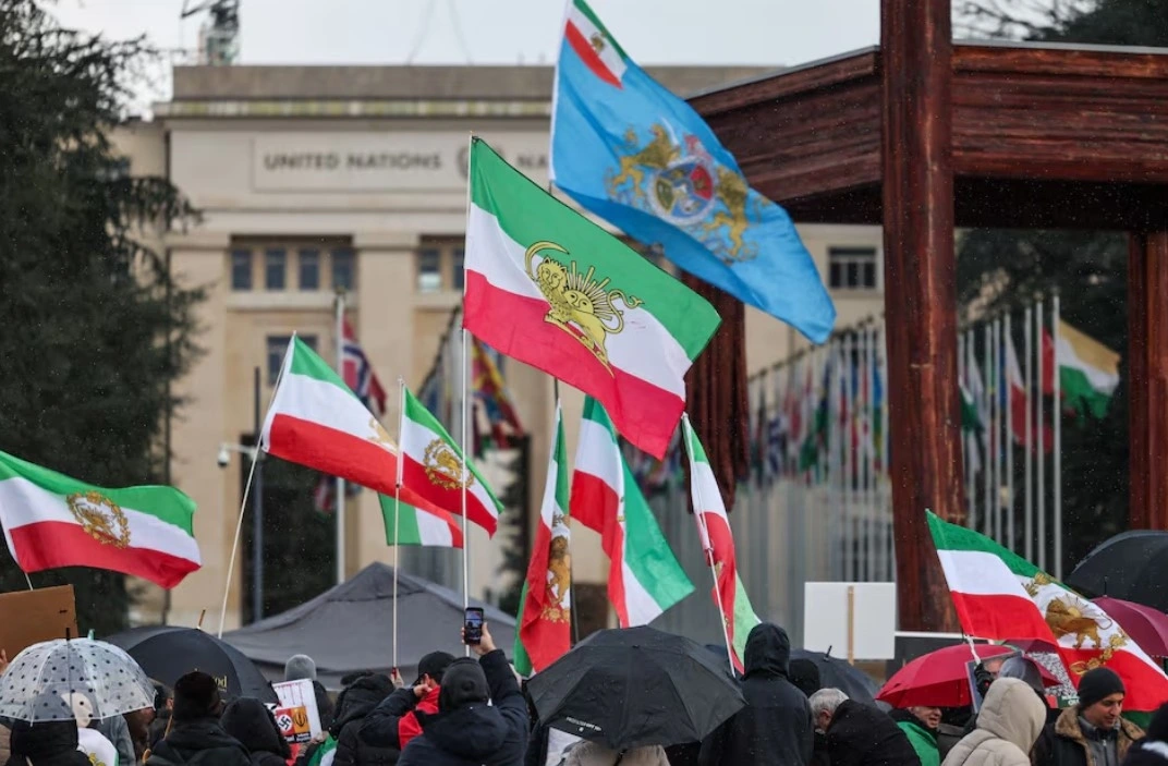 Người dân tập trung gần văn phòng Liên hợp quốc, trong khi vòng đàm phán hạt nhân thứ hai giữa Mỹ và Iran diễn ra, tại Geneva, Thụy Sĩ, ngày 17/2/2026. Ảnh: Reuters