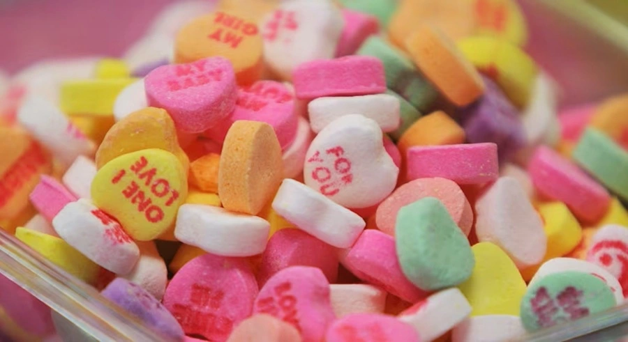Những viên kẹo trái tim ngọt ngào in thông điệp thay điều muốn nói trong dịp Lễ Valentine. Ảnh: Getty