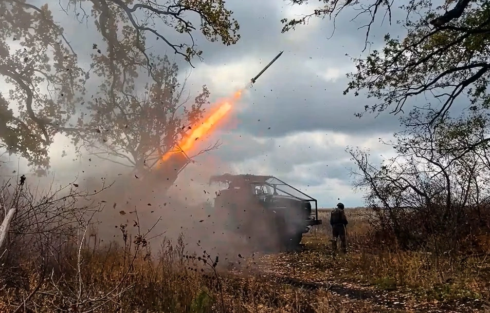 Hệ thống phóng tên lửa "Grad" 122mm của Nga đang bắn về phía các mục tiêu ở Ukraine. Ảnh: AP