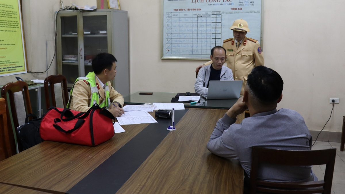 len_trom_lai_xe_vua_bi_tam_giu_sau_khi_vi_pham_nong_do_con.jpg