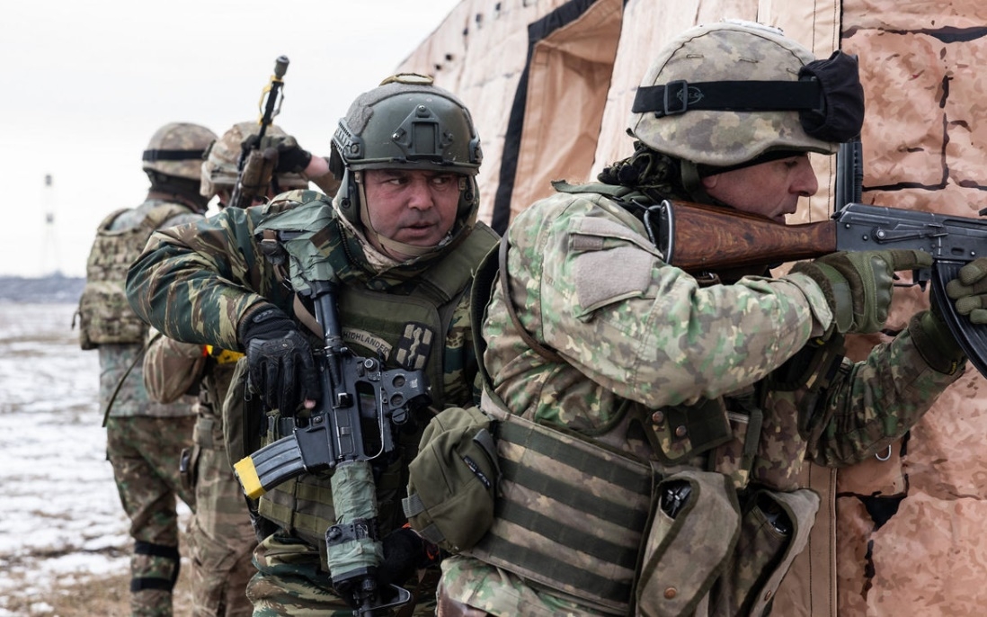 linh NATO, binh si NATO tap tran, sung tieu lien -nato.jpg