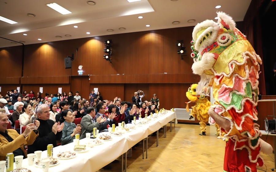 Màn múa lân nhận được sự yêu thích của các vị khách quý và cộng đồng người Việt tại Áo.