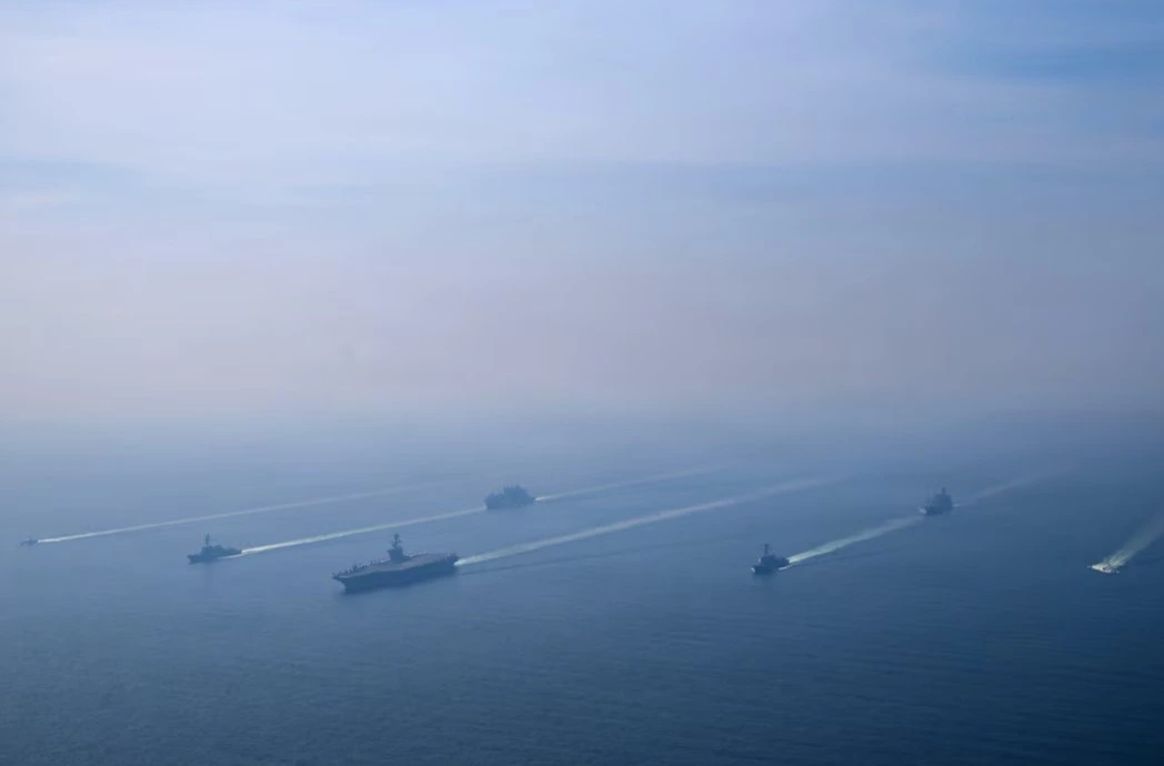 Tàu sân bay lớp Nimitz USS Abraham Lincoln của Hải quân Mỹ dẫn đầu nhóm tác chiến trong một cuộc tập trận chụp ảnh ở Biển Arab, ngày 6/2/2026. Ảnh: Reuters