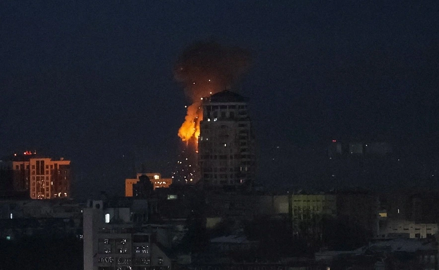 Nga nã tên lửa quy mô lớn vào thủ đô của Ukraine. Ảnh: Reuters