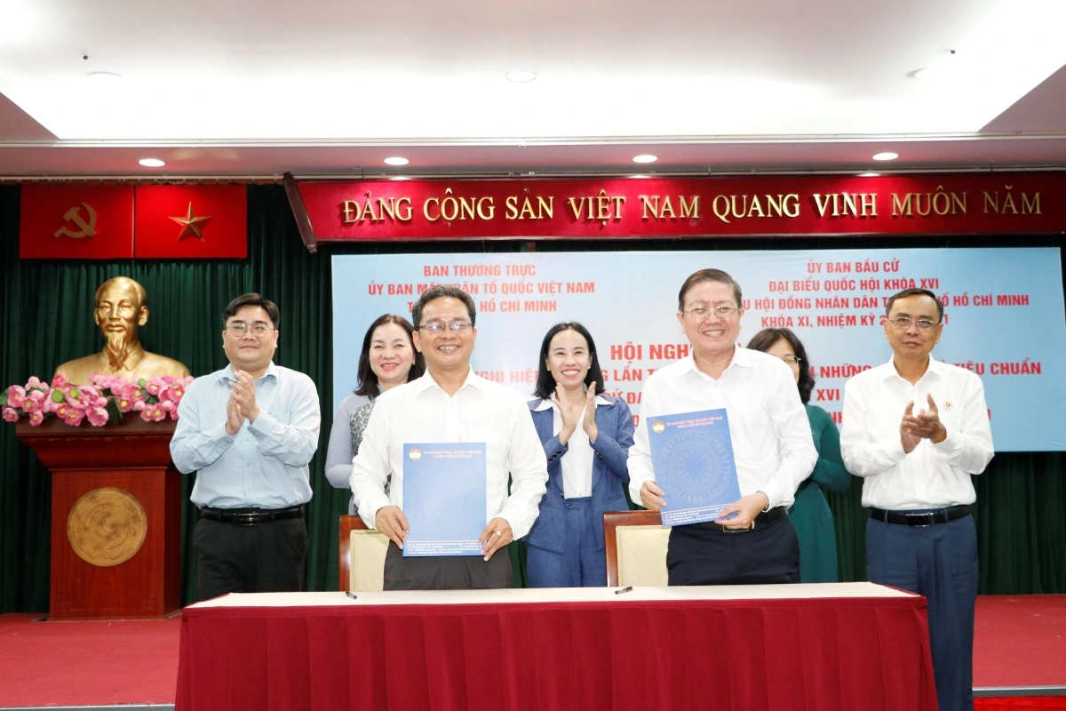 Bàn giao danh sách người đủ tiêu chuẩn ứng cử ĐBQH và HĐND TP.HCM (Ảnh: Ngô Bình)