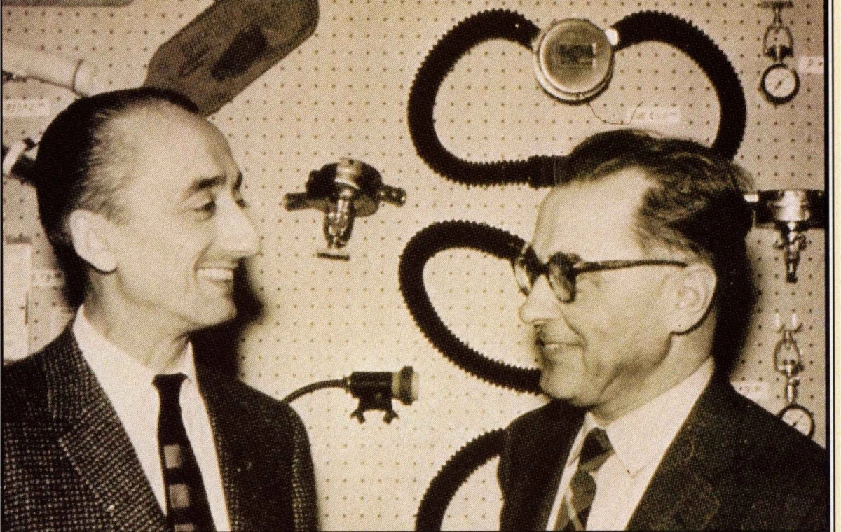 Nhà hải dương học người Pháp Jacques-Yves Cousteau (trái) và kỹ sư Émile Gagnan (phải). Ảnh: The Cousteau Society