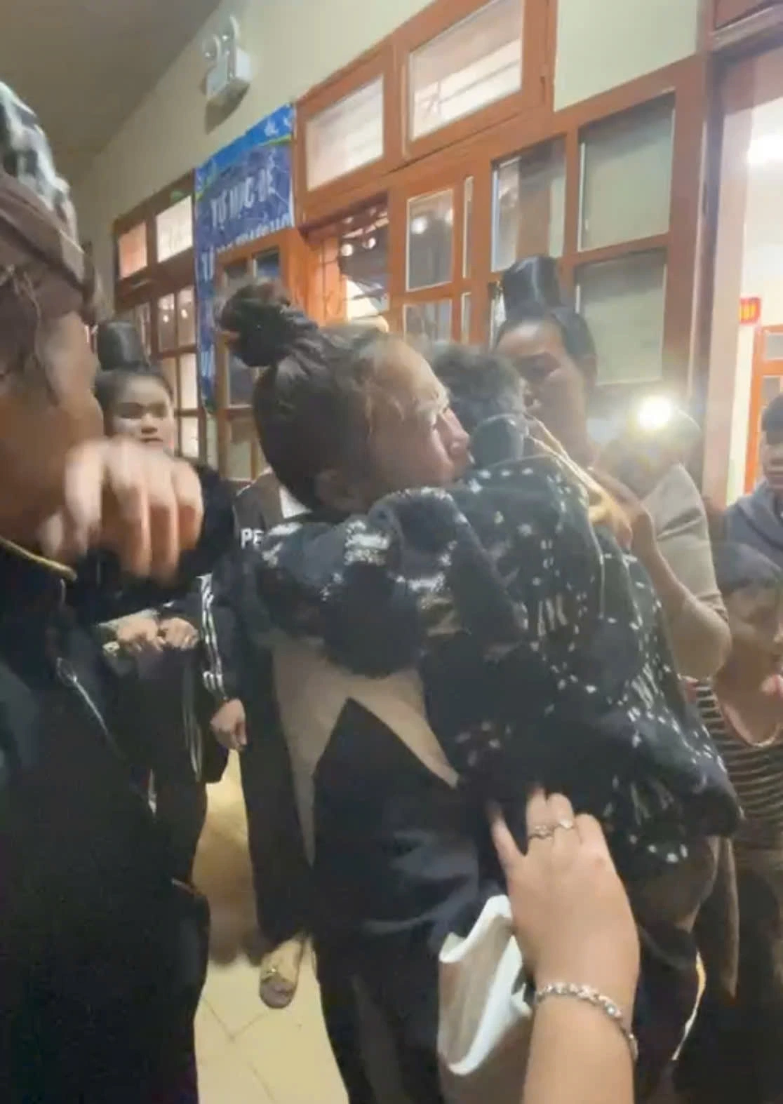 Đến khoảng 19h, gia đình đã tìm được cháu L.D.P.