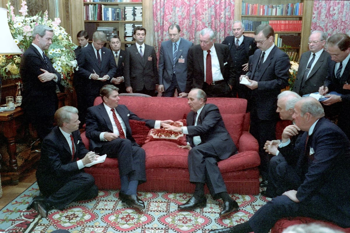 Tổng thống Mỹ Ronald Reagan và Tổng Bí thư Đảng Cộng sản Liên Xô Mikhail Gorbachev tại Hội nghị thượng đỉnh Geneva năm 1985. Ảnh: White House Photographic Collection