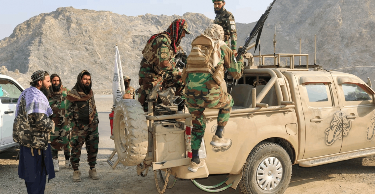 Binh lính Taliban mang theo súng phóng rocket trên xe, sau các cuộc đấu súng giữa lực lượng Pakistan và Afghanistan, gần biên giới Torkham ở Afghanistan, ngày 27/2/2026. Ảnh minh họa: Reuters