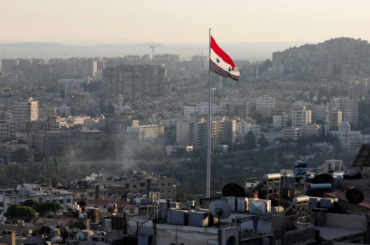 Lá cờ Syria tung bay ở trung tâm Damascus, Syria. Ảnh minh họa: Reuters