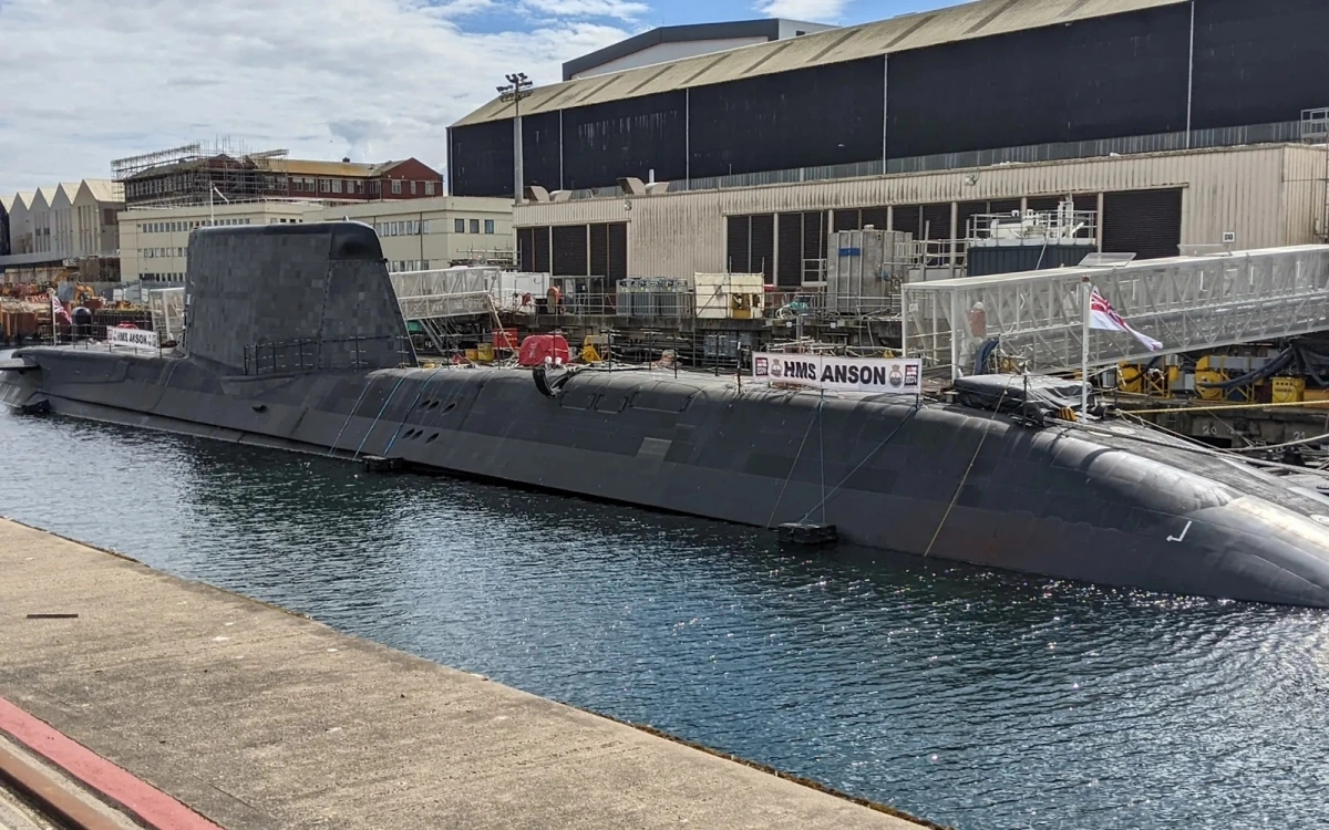 tau ngam Anh HMS Hanson cap cang Australia, can cu HMAS Stirling, can cu quan su Australia, can cu tau ngam Australia -Bourke.jpg