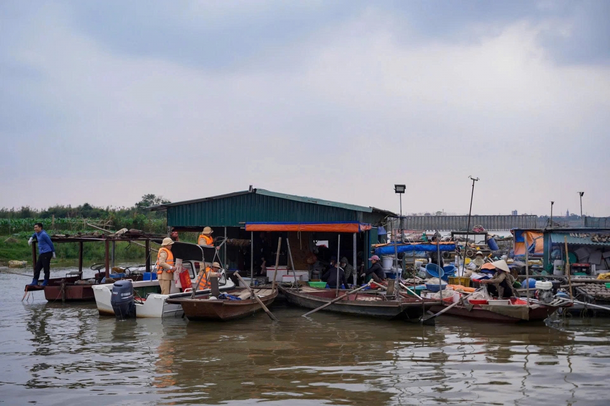 Chiều muộn, Tổ công tác của Đội Cảnh sát đường thủy số 1, Phòng CSGT Hà Nội vẫn duy trì tuần tra khép kín địa bàn