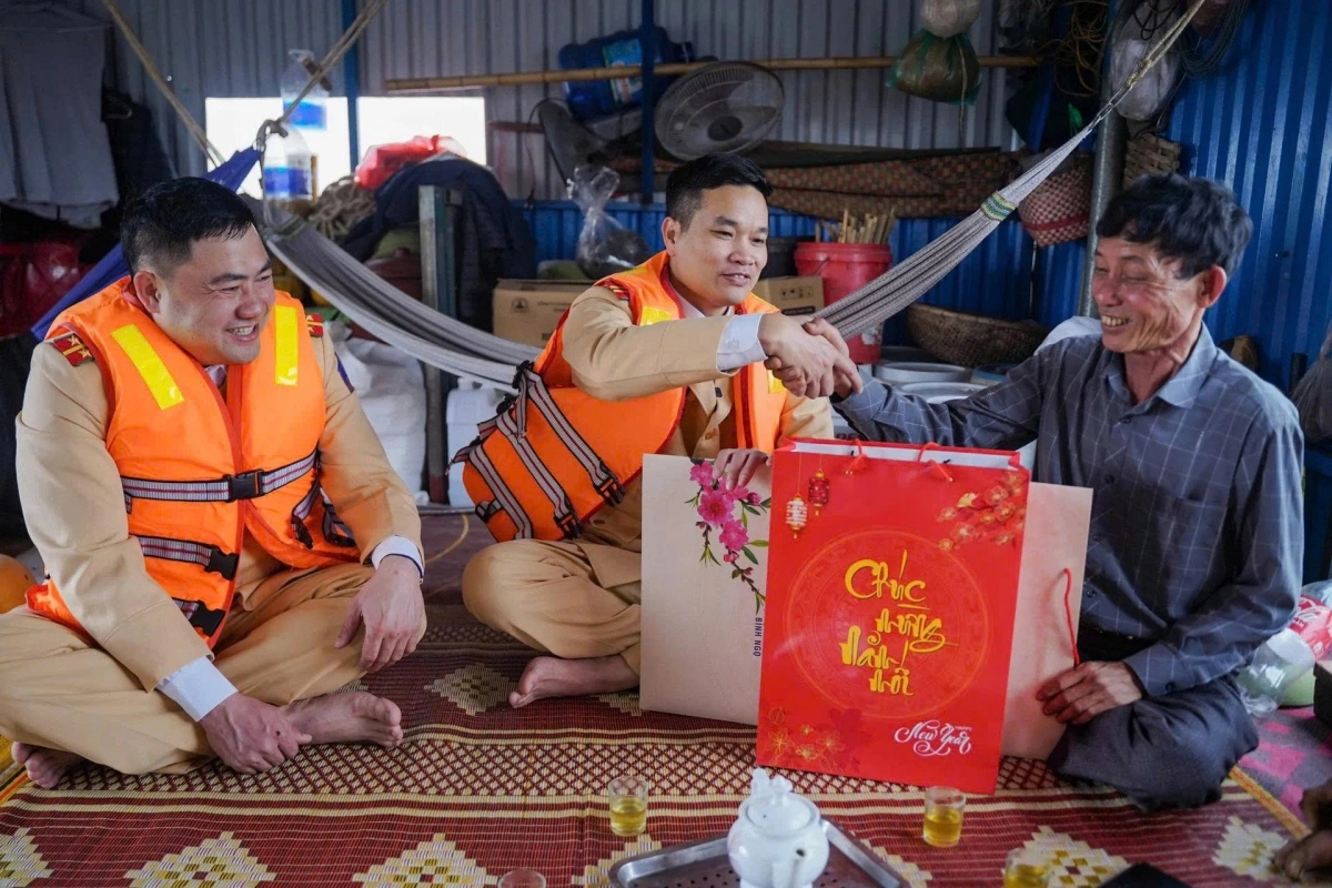 Ông Nguyễn Văn Sơn (Vạn Thắng Lợi, xã Ô Diên), người đàn ông gắn bó cả đời với sông nước không giấu được sự xúc động khi được nhận quà Tết từ các chiến sĩ Cảnh sát đường thủy