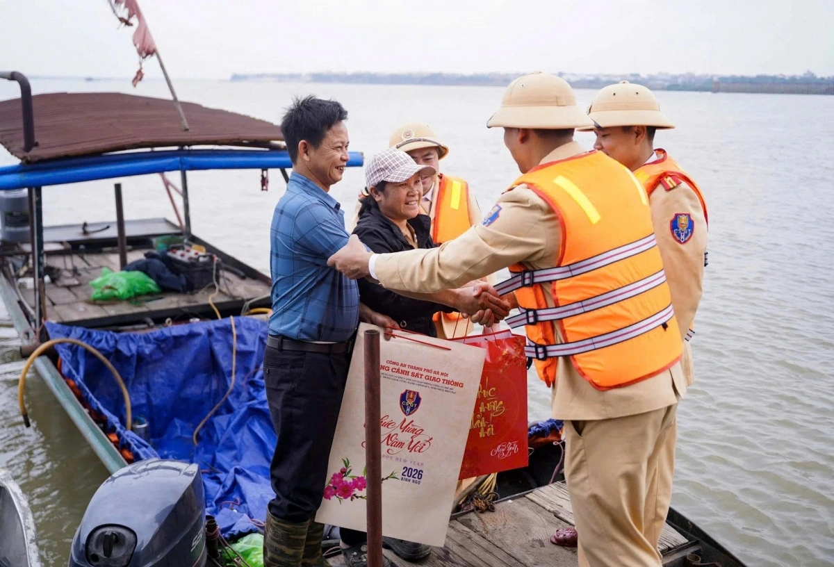 Vợ chồng anh Nguyễn Văn Hoa (Vạn Vỹ, xã Liên Minh) chia sẻ rằng, việc di chuyển trên sông nước vốn nhiều rủi ro, nhưng sự có mặt thường xuyên của lực lượng cảnh sát đường thủy đã giúp bà con yên tâm lao động sản xuất