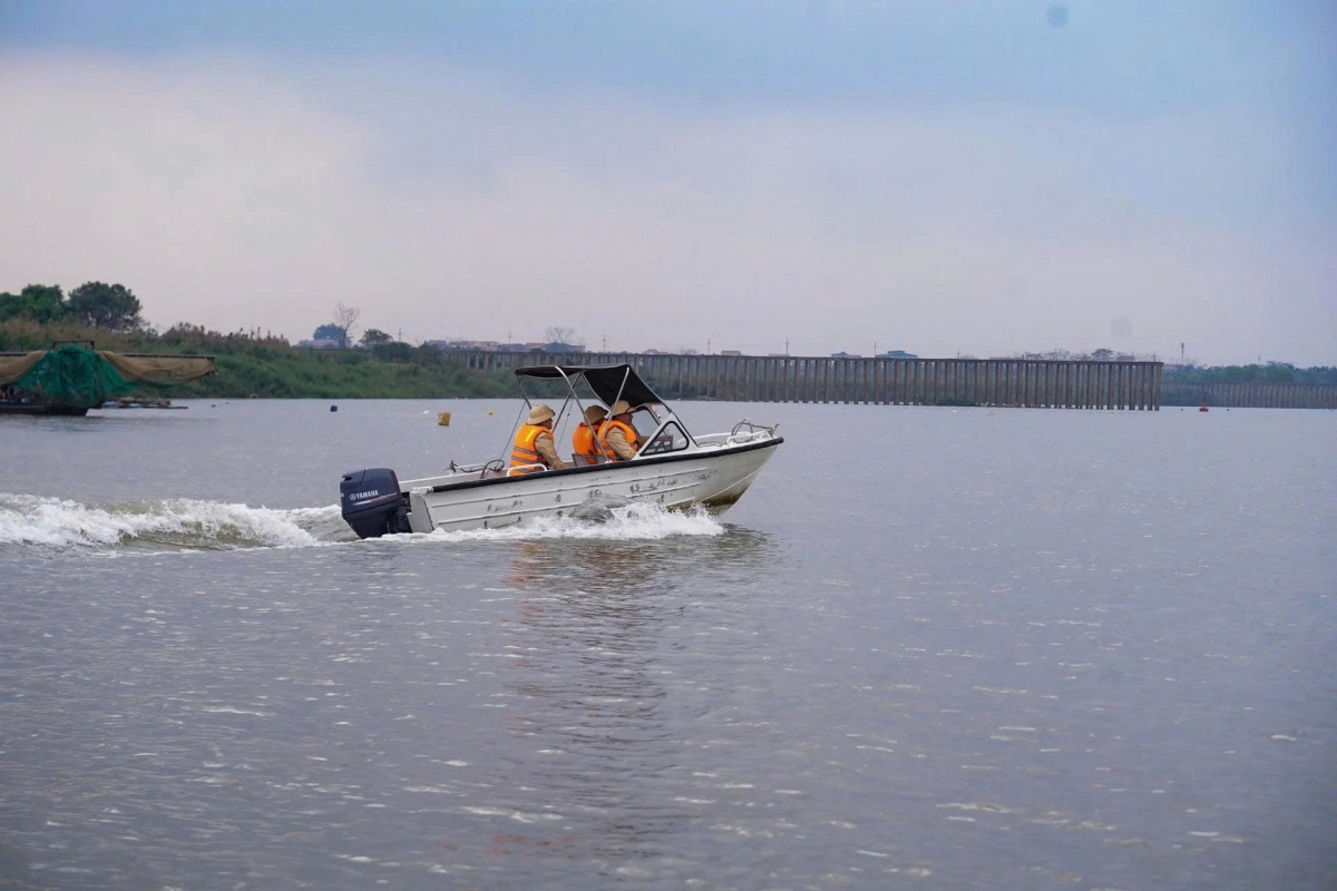 Sự hiện diện của các chiến sĩ Cảnh sát đường thủy như một lời cam kết về sự an toàn và bình yên tuyệt đối