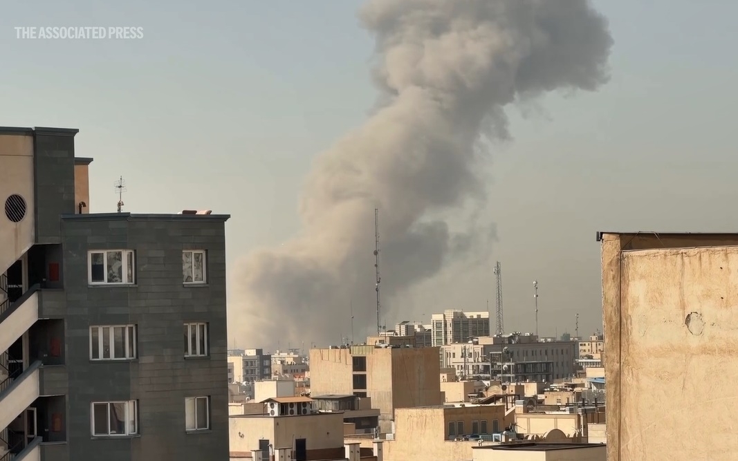 thu do Iran (Tehran) bi tap kich, My tap kich Iran, Israel tan cong Iran 2-2026 -ap.jpg