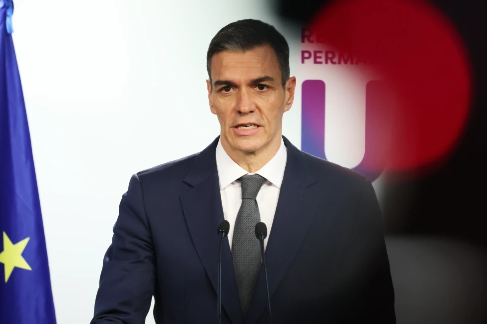 Thủ tướng Tây Ban Nha Pedro Sánchez đã tổ chức cuộc họp theo dõi khẩn cấp tại Madrid - Ảnh: AP