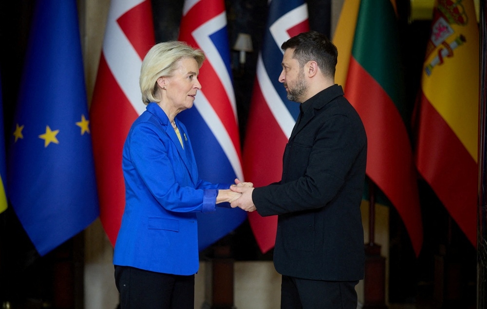 Tổng thống Ukraine Volodymyr Zelensky (phải) và Chủ tịch Ủy ban châu Âu Ursula von der Leyen (trái). Ảnh: Reuters