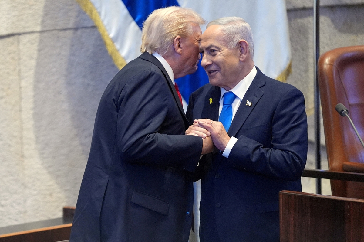 Tổng thống Mỹ Donald Trump trao đổi với Thủ tướng Israel Benjamin Netanyahu tại Jerusalem, ngày 13/10/2025. Ảnh: Reuters