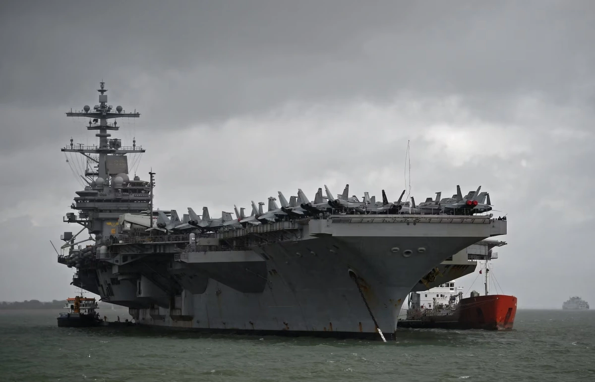 Tàu sân bay USS George H.W. Bush neo đậu ngoài khơi vịnh Stokes, khu vực Solent, Anh, ngày 27/7/2017. Ảnh: Reuters