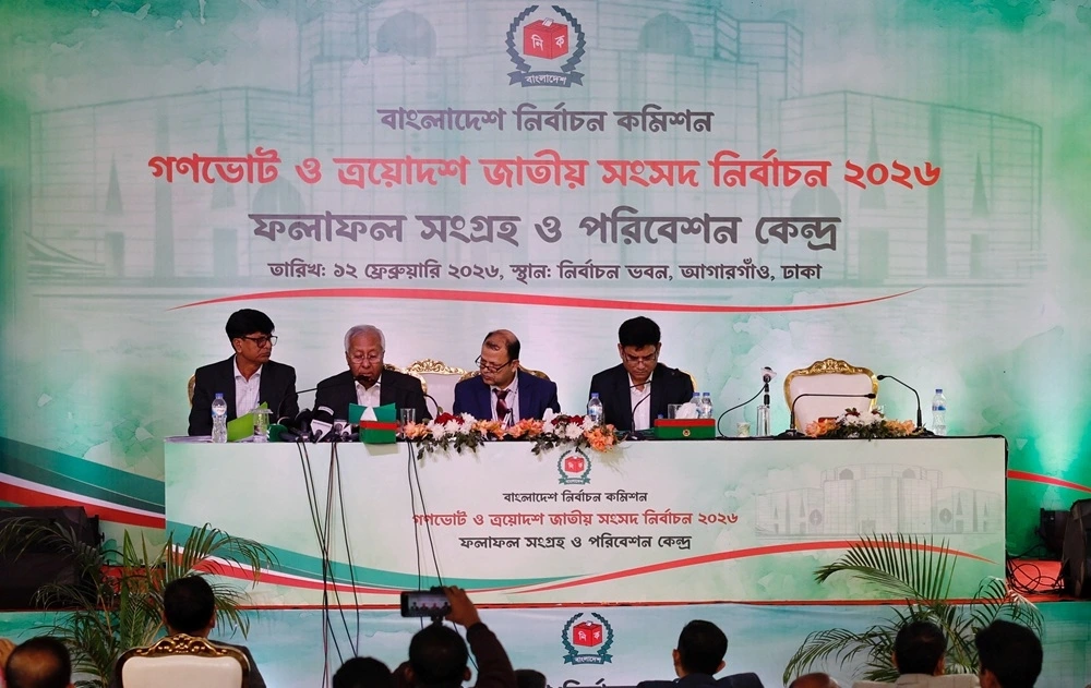 Ủy ban Bầu cử Bangladesh tổ chức họp báo, công bố kết quả kiểm phiếu cập nhật sáng 13/2. Ảnh: Reuters