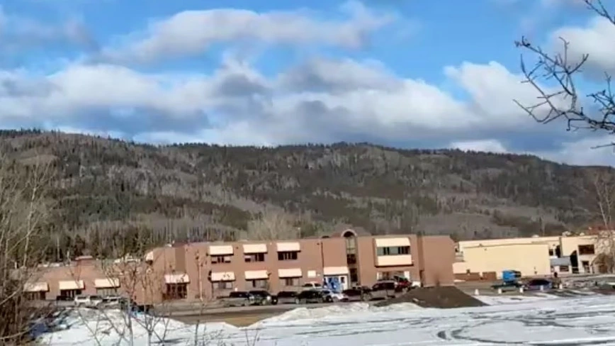Bên ngoài Trường Trung học Tumbler Ridge – nơi xảy ra vụ xả súng nghiêm trọng khiến nhiều người thiệt mạng tại thị trấn Tumbler Ridge, tỉnh British Columbia (Canada), ngày 10/2/2026, trong hình ảnh trích từ video trên mạng xã hội. Ảnh: Tumbler RidgeLines/Reuters
