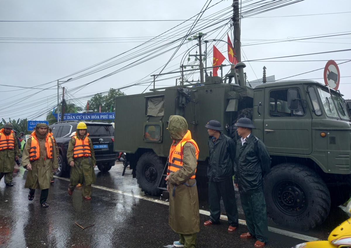 Lực lượng quân sự các đơn vị chủ lực chủ động thông tin, điều hành ứng phó mưa lũ