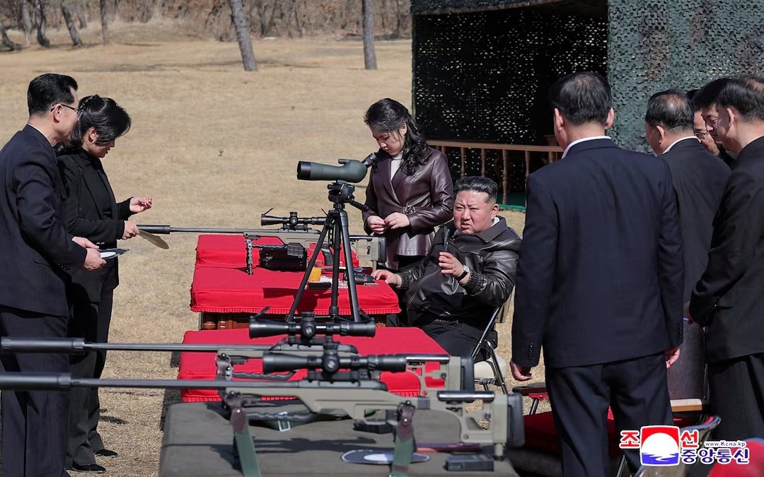 2 cha con Kim Jong Un, sung ban tia Trieu Tien, sung Trieu Tien, vu khi Trieu Tien 2-2026 -kcna, reu.jpg