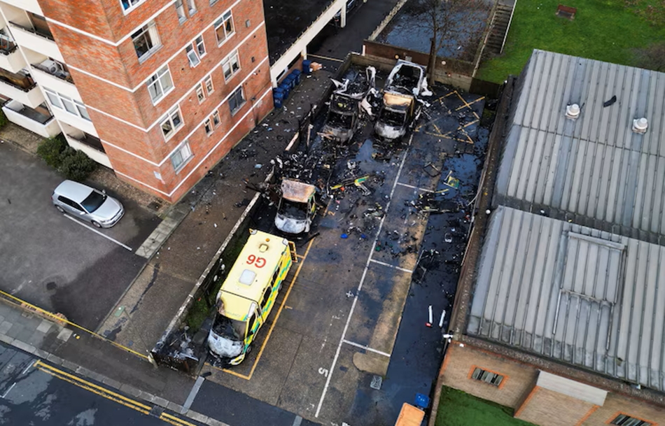 4 xe cứu thương thuộc Hatzola, một tổ chức cộng đồng Do Thái bị đốt cháy tại London, Anh. Ảnh: Reuters