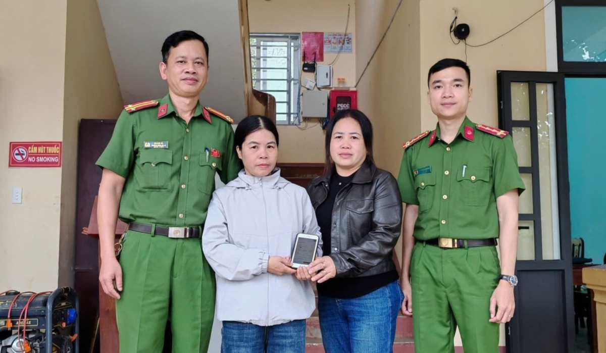 Bà Trần Thị Trang (áo trắng) chuyển trả lại số tiền cho người chuyển nhầm (2).jpg