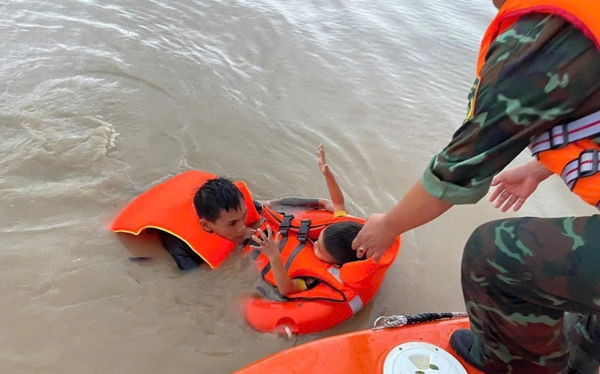 Bộ đội Lữ đoàn đặc công nước 5 cứu nạn người dân tỉnh Khánh Hòa.jpg