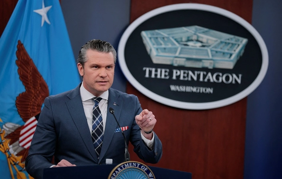 Bộ trưởng Quốc phòng Mỹ Pete Hegseth tại cuộc họp báo tại Lầu Năm Góc. Reuters.JPG