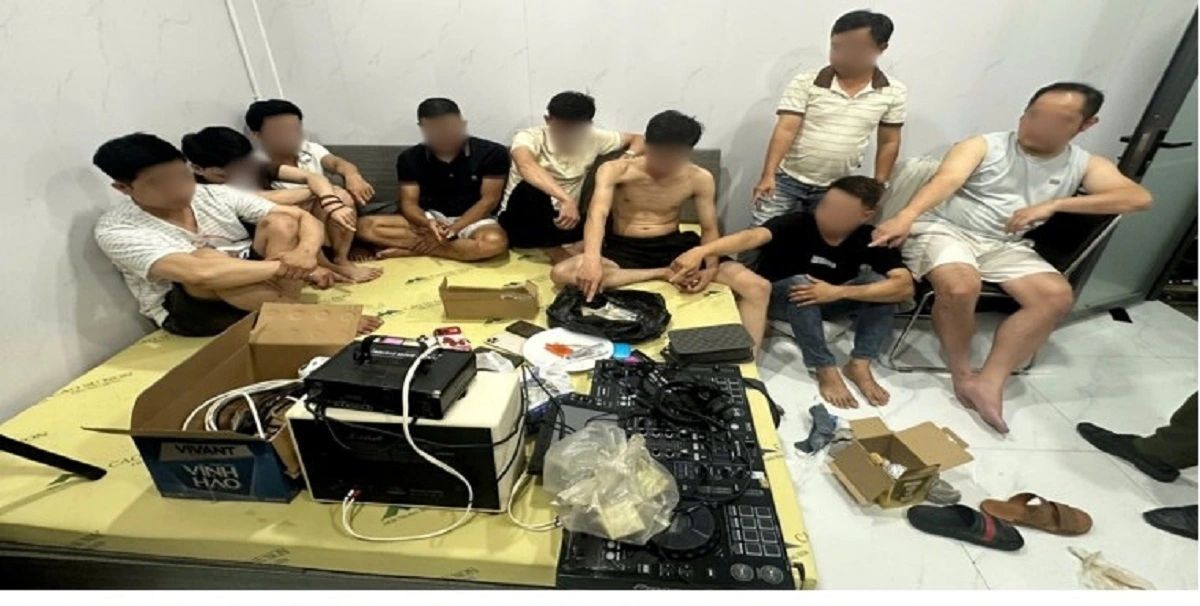 Các đối tượng sử dụng ma túy và tang vật, phương tiện thu giữ được tại hiện trường.jpg