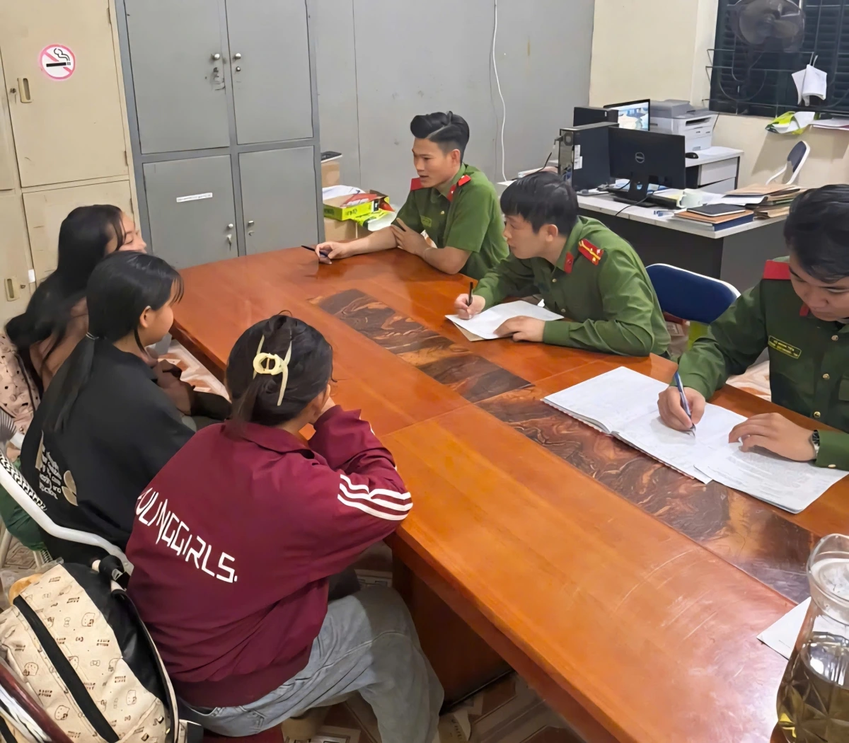 Công an xã Yên Châu nắm thông tin với 3 nữ sinh.jpg