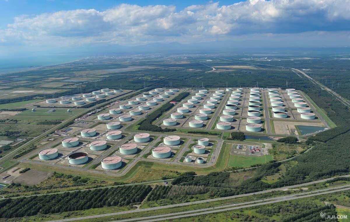 Kho dự trữ dầu quốc gia của Nhật Bản tại Tomakomai Ảnh Jiji Press.jpg