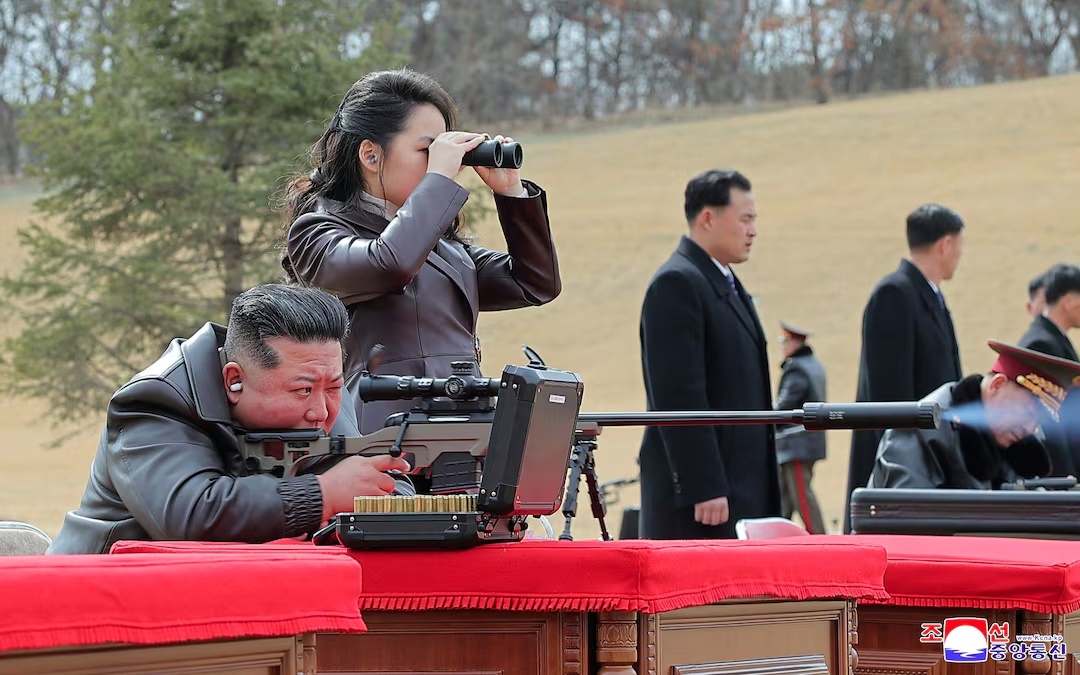 Kim Jong Un ban sung ban tia Trieu Tien, sung Trieu Tien, vu khi Trieu Tien, canh con gai Kim Ju Ae 2-2026 -kcna, reu.jpg